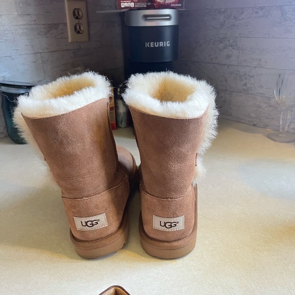 UGGS Bailey button - Picture 2 of 3